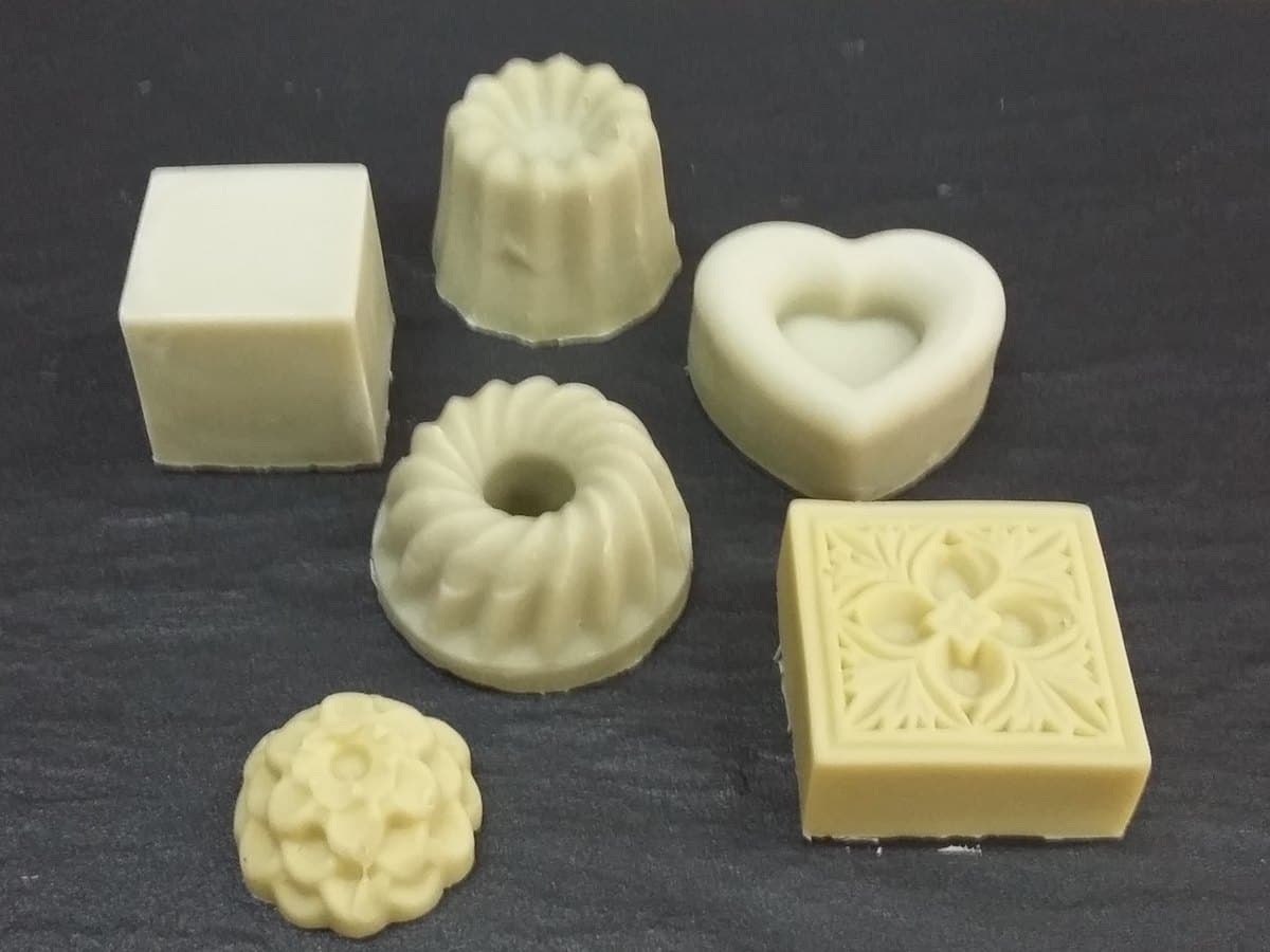 Savons à froid fabriqués à la main, démoulés en cube, cannelé, cœur et rosace