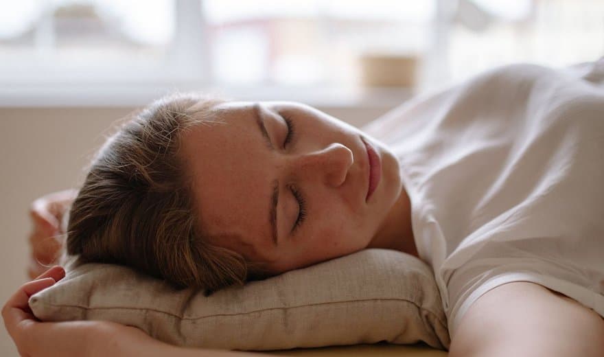 Personne allongée, yeux fermés, pendant un soin en profondeur